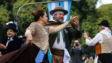 Una pareja durante el baile en los festejos por los 200 años de la Independencia.