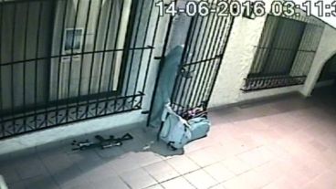 El momento en el que una monja mete los bolsos con dinero al monasterio.