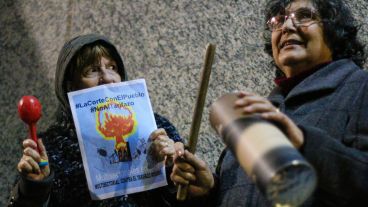 Dos señoras participan del "ruidazo" en el centro rosarino.