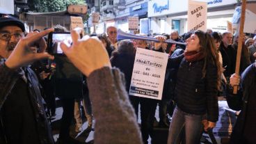 Una joven posa para la foto en la esquina de Córdoba y Mitre.