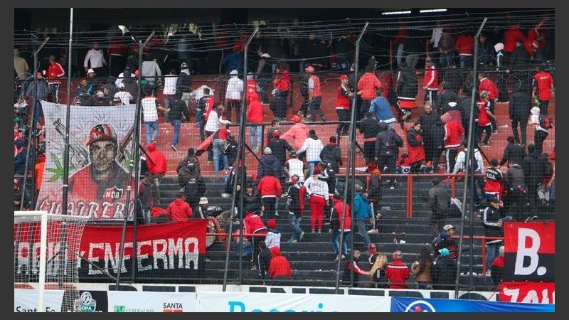 El momento de los incidentes entre los barras leprosos en el clásico por la Copa Santa Fe.