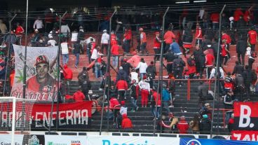 El momento de los incidentes entre los barras leprosos en el clásico por la Copa Santa Fe.