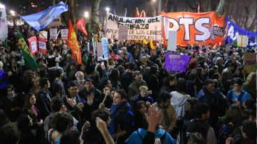 El acto central se realizó en la plaza San Martín frente a la Sede de Gobierno.