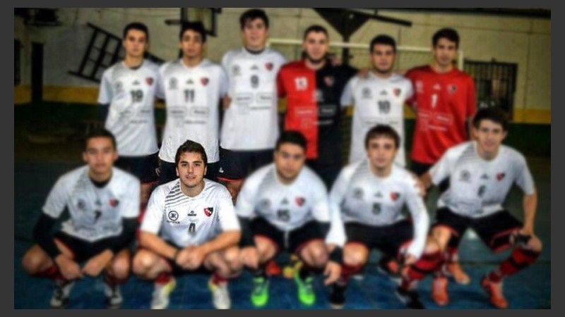 Fabricio Zulatto con el equipo de futsal de Newell's. 