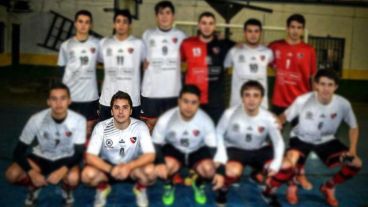 Fabricio Zulatto con el equipo de futsal de Newell's.