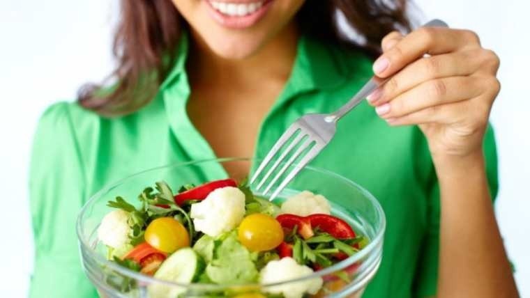 Los veganos encuentran su porción de calcio en las algas, los cereales integrales y las verduras de hojas verdes.