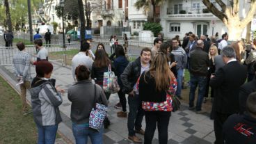 Unas 200 personas quieren hablar en la audiencia.