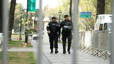 Policías por el bulevar vallado.