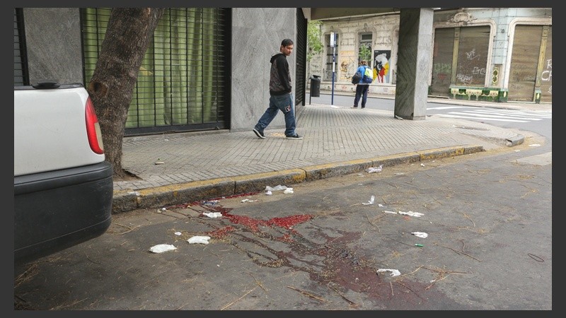 Sangre en la esquina de Mitre y Montevideo este domingo a la mañana, luego de la balacera.