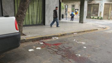 Sangre en la esquina de Mitre y Montevideo este domingo a la mañana, luego de la balacera.