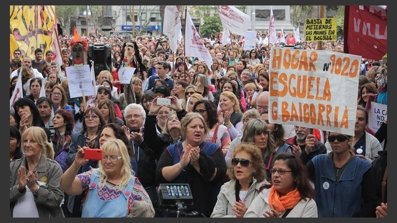 Los docentes exigen que se abra la paritaria y un bono para fin de año.