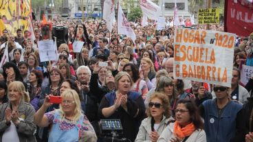 Los docentes exigen que se abra la paritaria y un bono para fin de año.