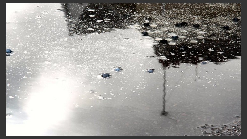 Las calles abiertas de charcos tras la lluvia de ayer. 