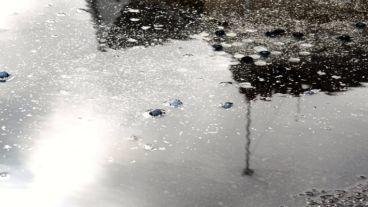 Las calles abiertas de charcos tras la lluvia de ayer.