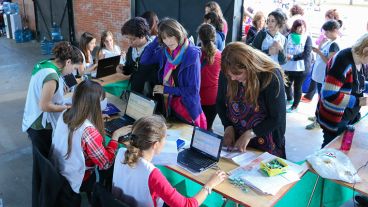 Mujeres en el Galpón 17 este viernes en la etapa de inscripción.