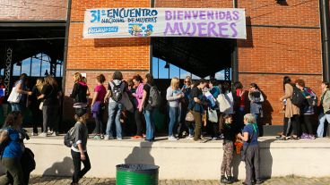 Muchas mujeres se acercaron al Galpón 17 a inscribirse.