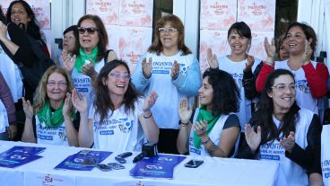 Aplausos luego de la conferencia de prensa en el Galpón 17.