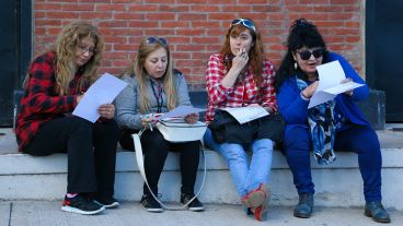 Mujeres completando las planillas de inscripción este viernes.