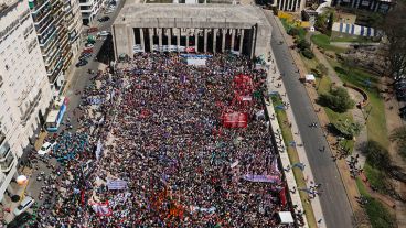 Una multitud en su primer día este sábado en el Monumento.