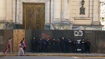 La Catedral vallada y con policías en la puerta.