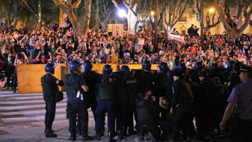 Efectivos de las fuerzas federales disparan contra la multitudinaria marcha.