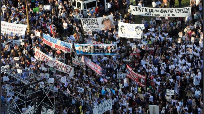 El acto en Capital, frente al Congreso Nacional, fue masivo. En Rosario, no.