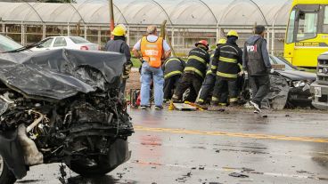 Bomberos trabajando en uno de los vehículos.