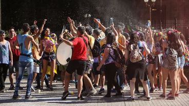 Los estudiantes festejan el cierre del año.