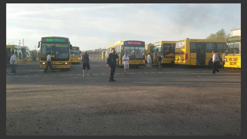 Piquete en los galpones de Rosario Bus.