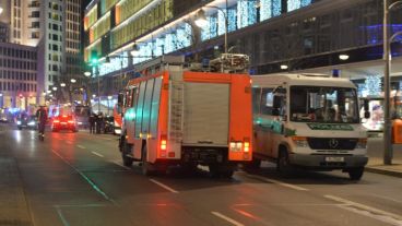 Equipos de rescate trabajaban en el lugar del hecho.