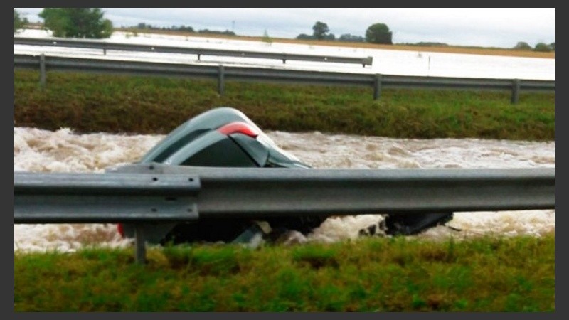 El auto quedó casi sumergido en su totalidad.