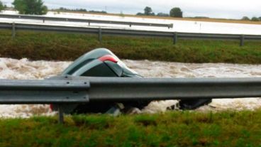 El auto quedó casi sumergido en su totalidad.