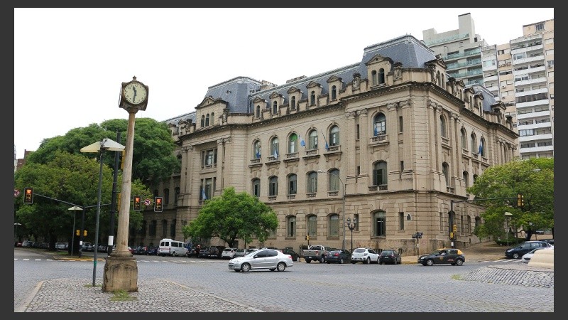 El edificio de la ex Aduana afectada por el agua. 