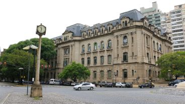 El edificio de la ex Aduana afectada por el agua.