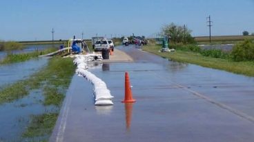 Refuerzan defensas ante la llegada de más agua a Teodelina.