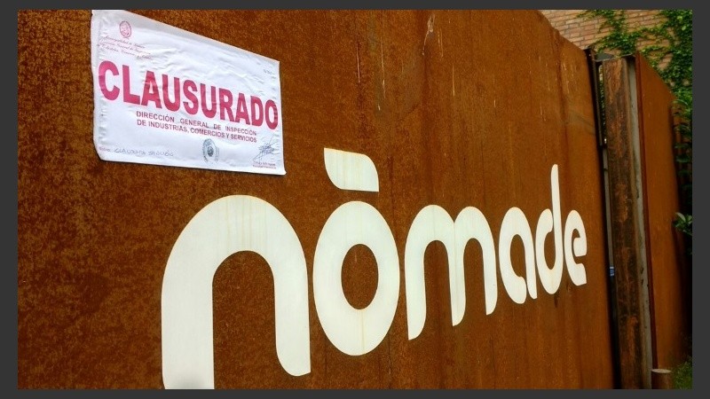 El cartel de clausura en la puerta de Nómade. 