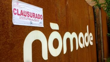 El cartel de clausura en la puerta de Nómade.