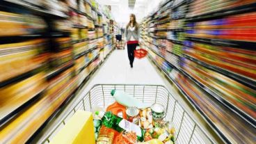 Sigue la polémica por el cierre dominical de los supermercados.