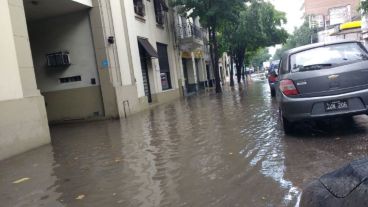 La zona de Ovidio Lagos y 9 de Julio, al borde de la inundación.