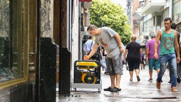 Muchos comerciantes tuvieron que usar generadores para salir del apuro.