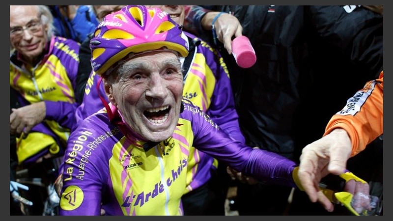 El anciano ciclista que sorprende al mundo.