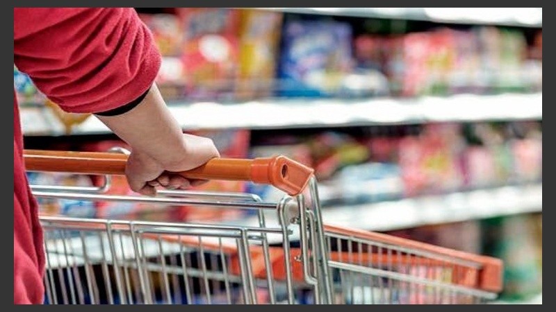 Tres supermercados abren este domingo y ya publicitan sus productos. 