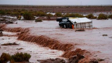 Un camión del Dakar caído por las intensas lluvias en Bolivia.