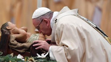 El Papa bautizó en la Capilla Sixtina a los hijos de empleados de la Santa Sede.