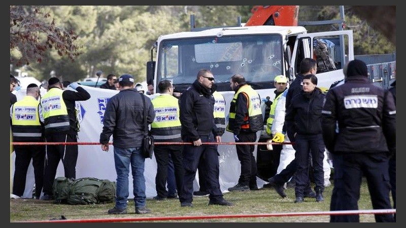 Varios de los peatones arrollados se quedaron atrapados debajo del camión y tuvieron que ser atendidos por los servicios de emergencia.