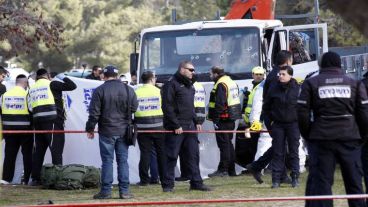 Varios de los peatones arrollados se quedaron atrapados debajo del camión y tuvieron que ser atendidos por los servicios de emergencia.