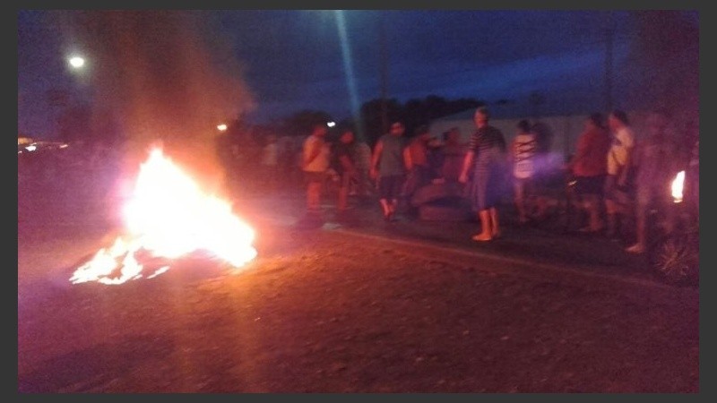 Los vecinos apostados en la ruta para reclamar asistencia. 