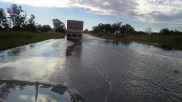 La ruta 33 con agua.