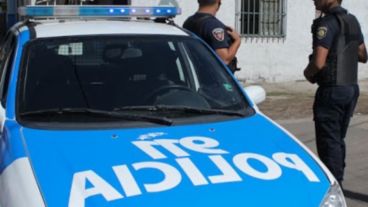 La policía busca al agresor dentro y fuera de la provincia.