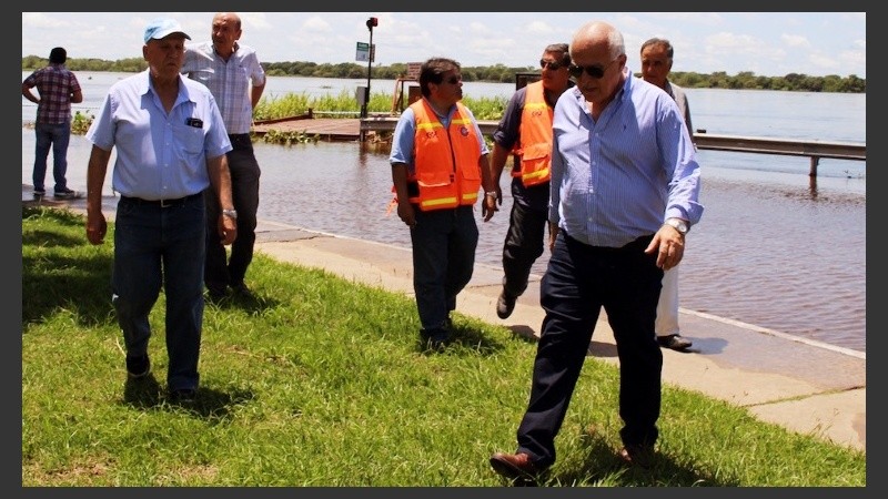 El gobernador se mostró muy preocupado por el efecto de las inundaciones.